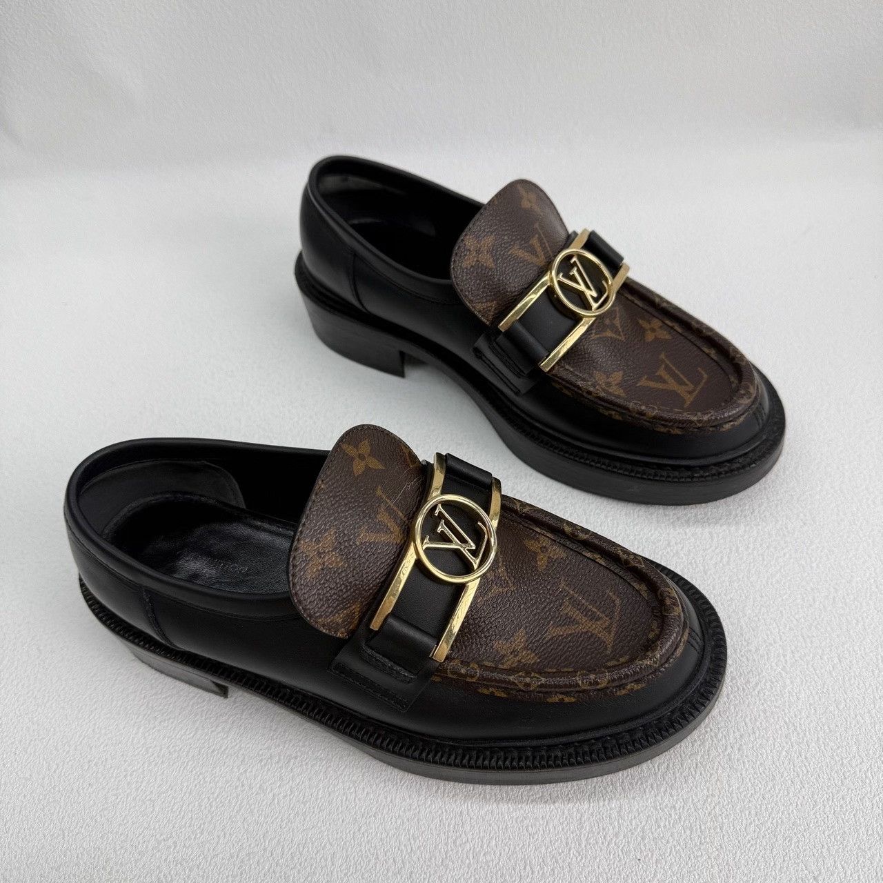 Louis Vuitton Louis Vuitton Leather Black Lowtop Sneakers us_6 Women Size US 6 / IT 36 - 1 Thumbnail