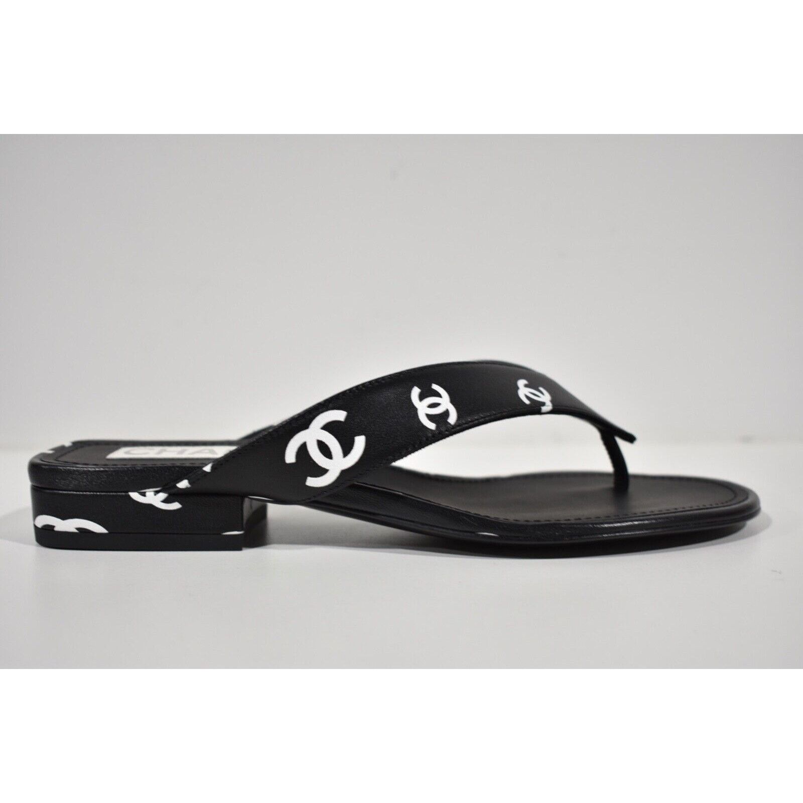 Chanel Chanel 22S Black White Printed Lambskin CC Logo Size US 10.5 / IT 40.5 - 1 Thumbnail