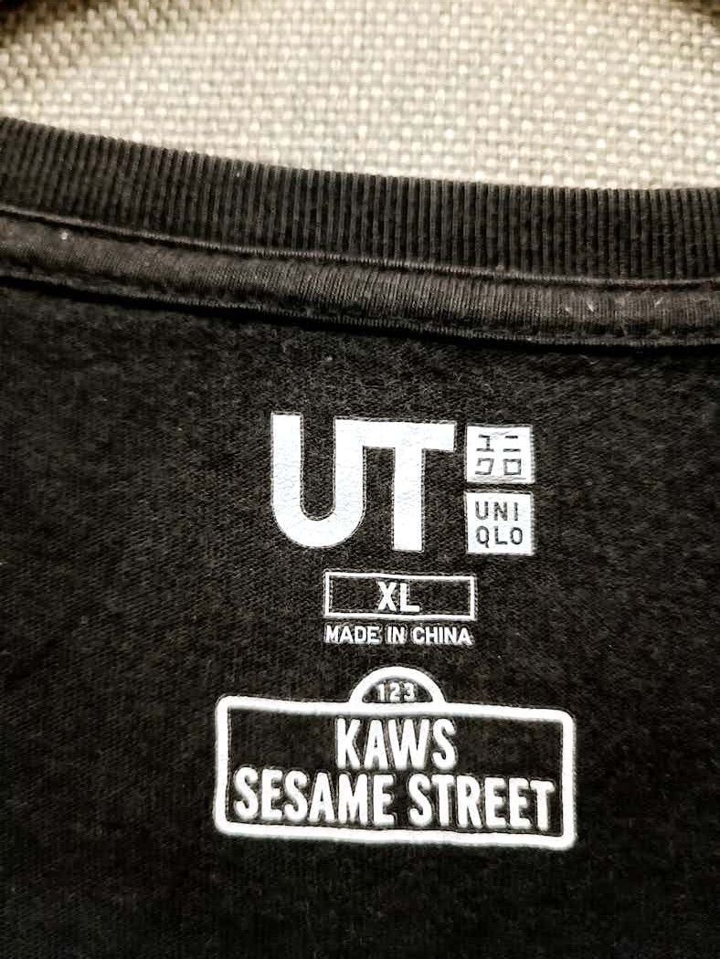 Kaws × Uniqlo t shirt kaws x sesame street distressed sunfaded Size US XL / EU 56 / 4 - 7 Thumbnail