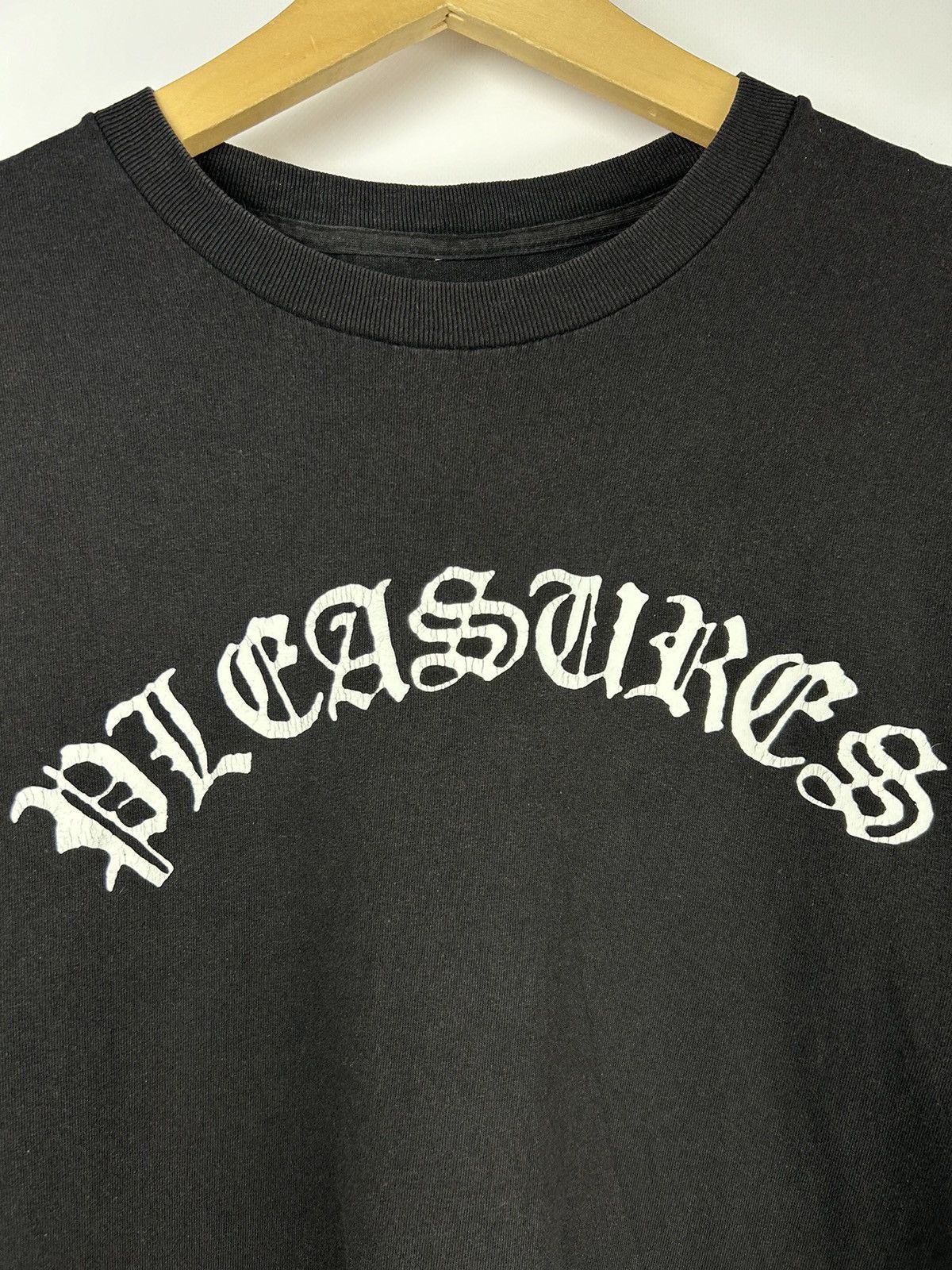 Designer × Pleasures Pleasures T-Shirt Mens Size M Black Top Big Logo Y2K Size US L / EU 52-54 / 3 - 4 Thumbnail