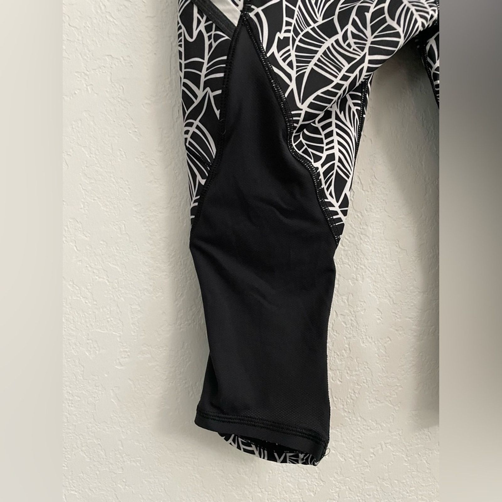 Lululemon Lululemon Black and Gray patterned tights - size 8 Size 30" / US 8 / IT 44 - 6 Thumbnail