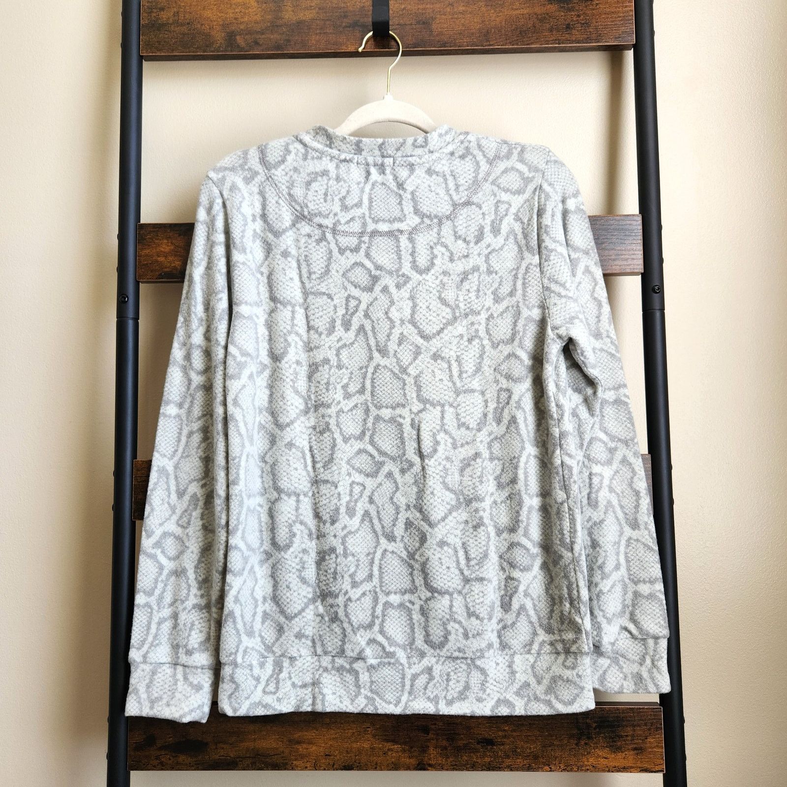 The Unbranded Brand Loveappella Women Gray Snake Print Relaxed Sweater Size S Size S / US 4 / IT 40 - 6 Thumbnail