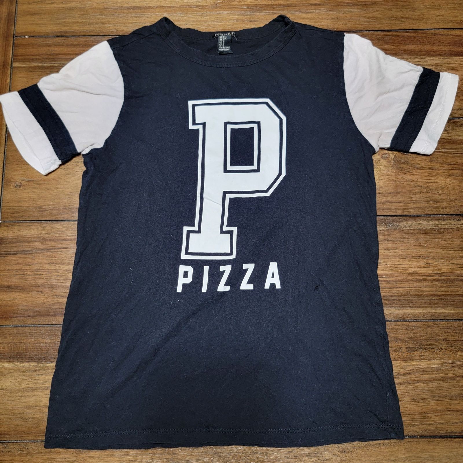 Forever 21 Forever 21 B&W Tee "Pizza" - Size Small Size S / US 4 / IT 40 - 1 Thumbnail