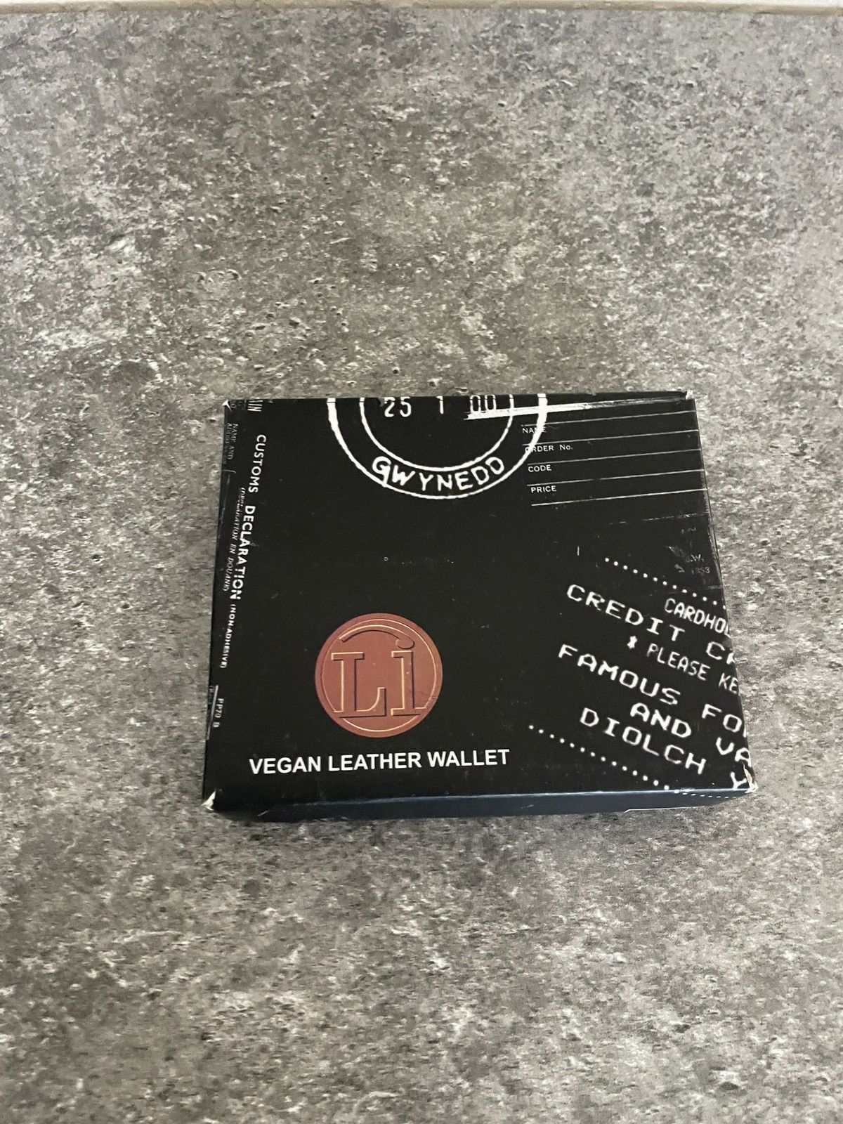 Leather Li Vegan Leather bi fold NWB Size ONE SIZE - 5 Thumbnail
