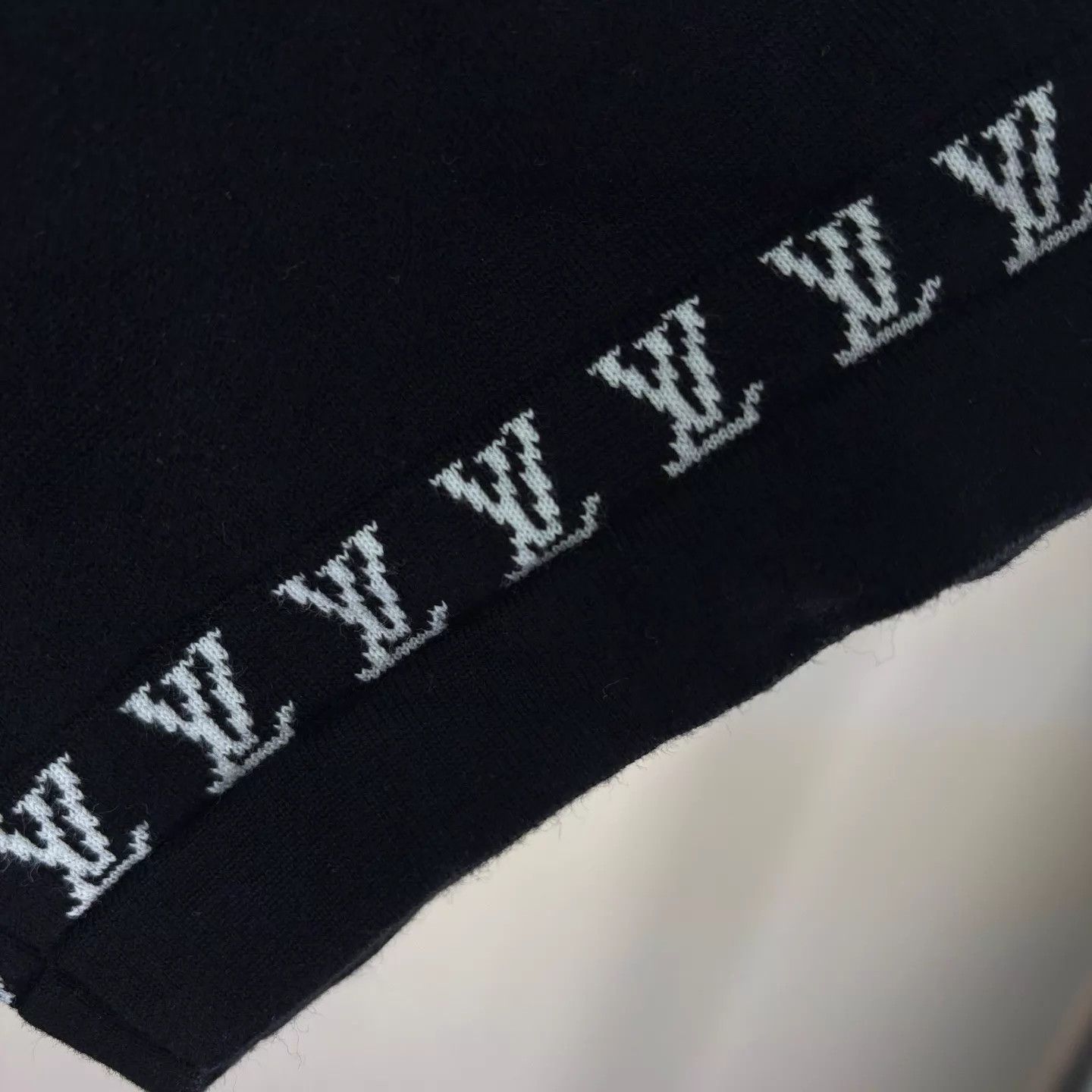 Louis Vuitton Louis Vuitton Pharrell Cuff Full Logo Knit Tee L Size US L / EU 52-54 / 3 - 5 Thumbnail