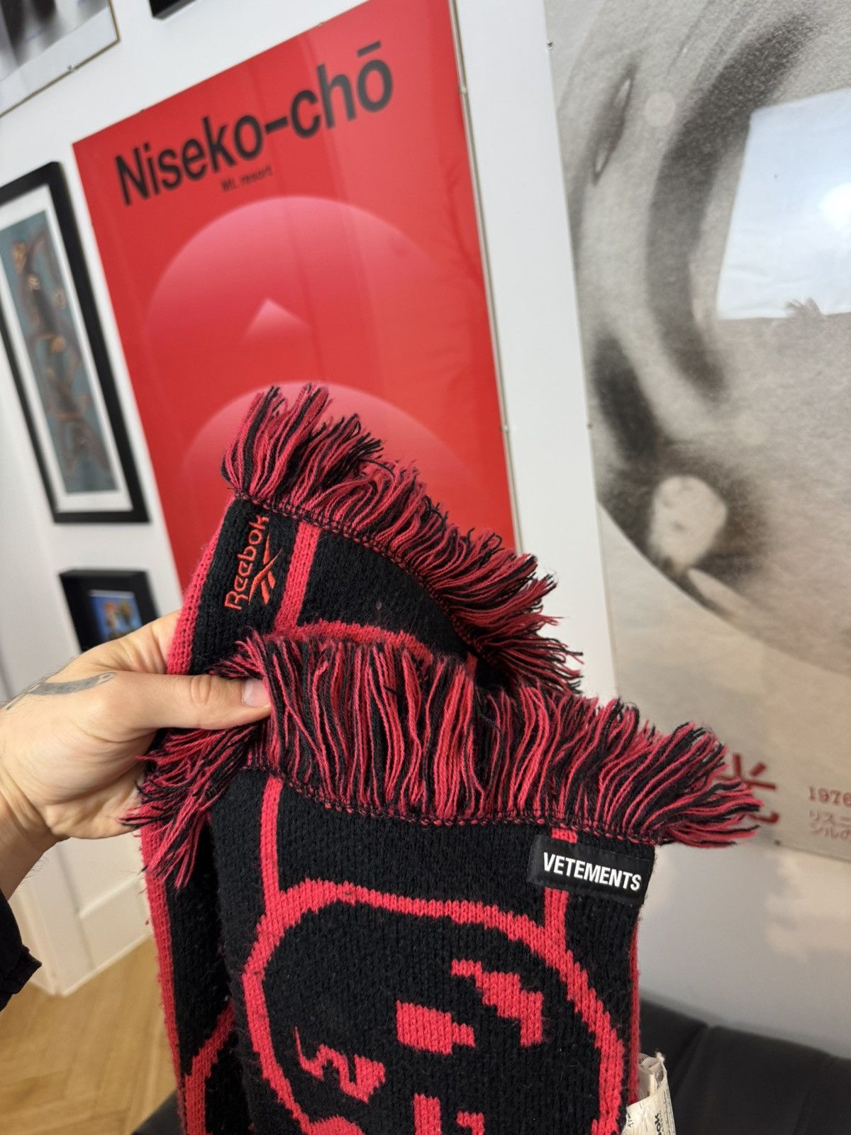 Reebok × Vetements Vetements x Reebok AW17 Free Hugs Hooligan Scarf Red & Black Size ONE SIZE - 3 Thumbnail