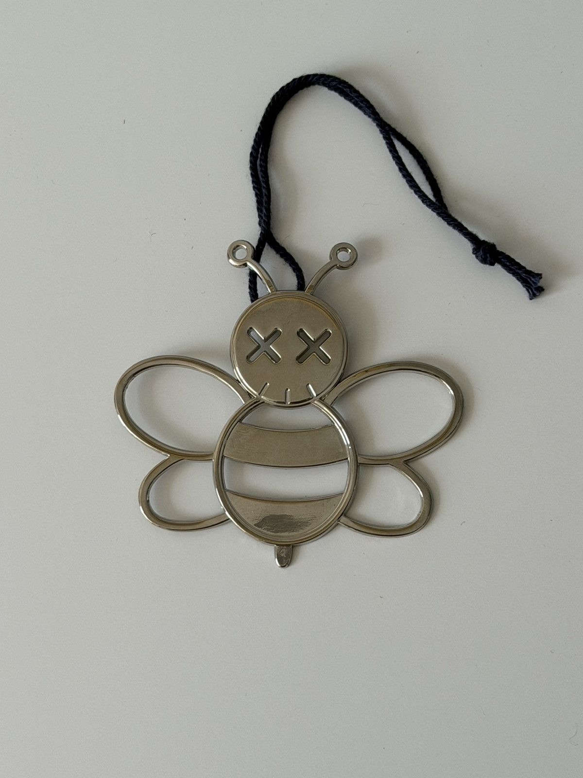 Dior × Kaws kaws x Dior bee tag Size ONE SIZE - 4 Thumbnail