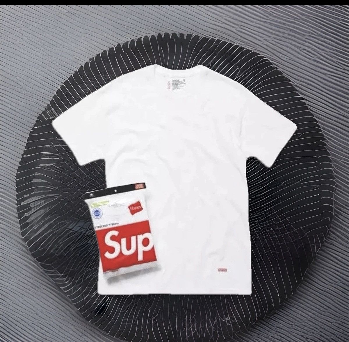 Supreme Supreme x Hanes Tagless Tees (3 Pack) Medium Size US M / EU 48-50 / 2 - 1 Thumbnail
