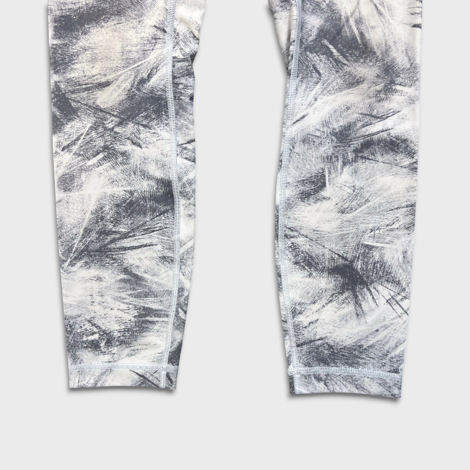 Lululemon Lululemon Wunder Under Hi-Rise 7/8 Tight sz 4 Luxtreme 25" Size 27" / US 4 / IT 40 - 3 Thumbnail