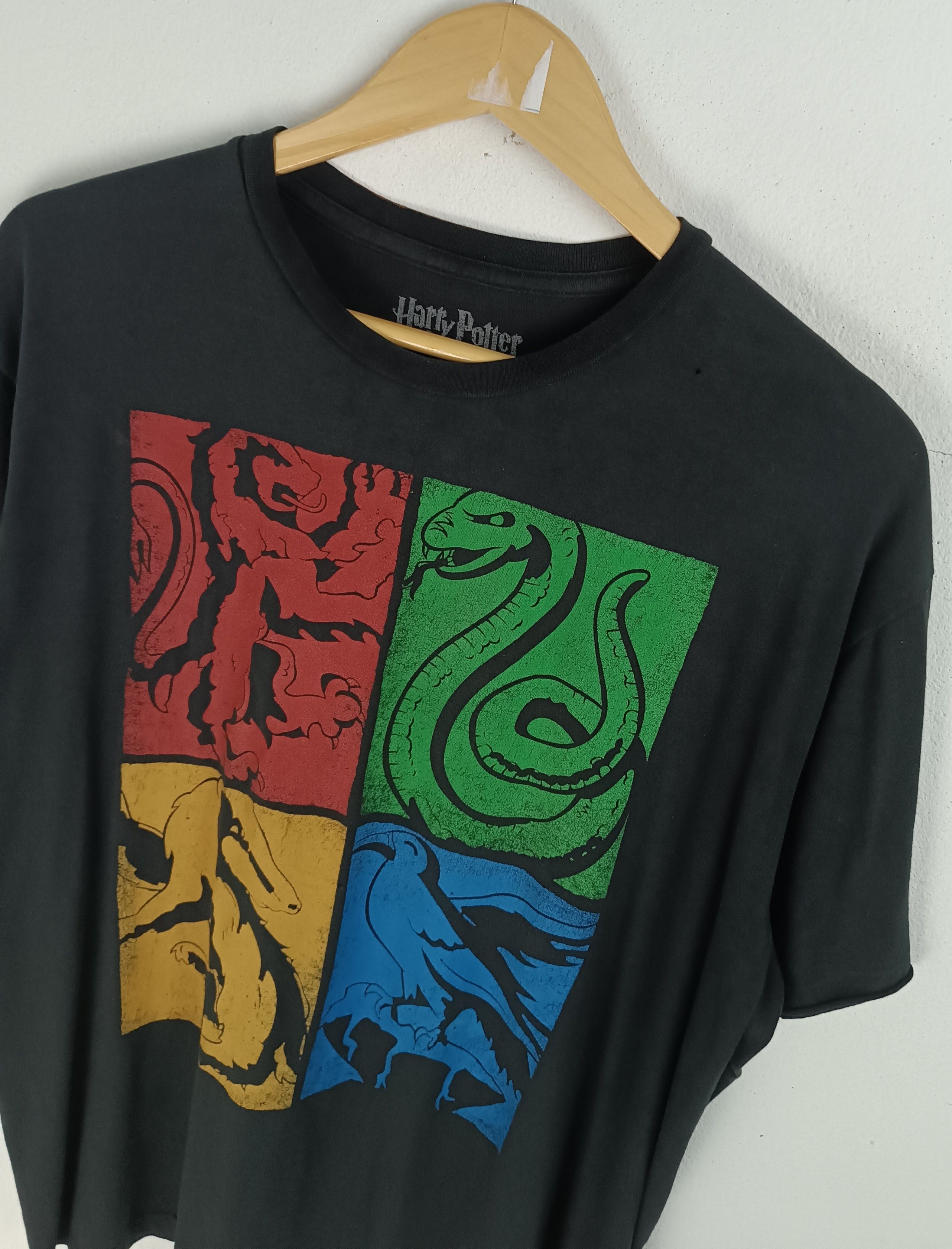 Vintage THRASHED FADED VINTAGE HARRY POTTER HOUSES TEE GRYFFINDOR Size US L / EU 52-54 / 3 - 8 Thumbnail