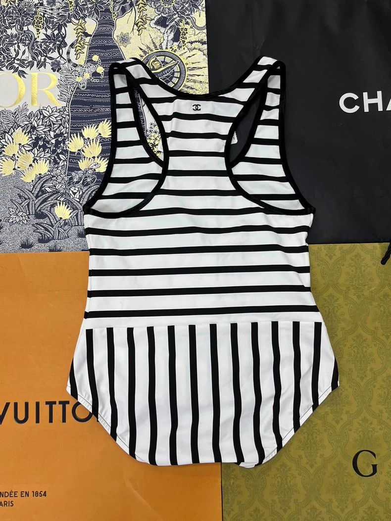 Chanel chanel Black and white striped swimsuit Size 38" / US 16 / IT 52 - 2 Thumbnail