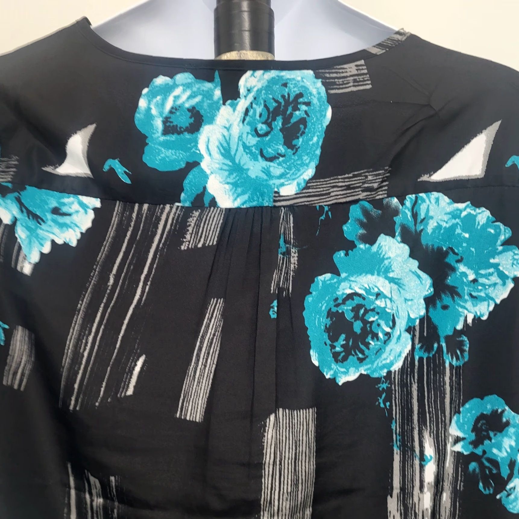 Vintage Larry Levine Blouse Women's XL Black Blue Floral Keyhole Neckline Preppy Tunic, Long Sleeve, Polyester, Regular Fit Size XL / US 12-14 / IT 48-50 - 4 Thumbnail