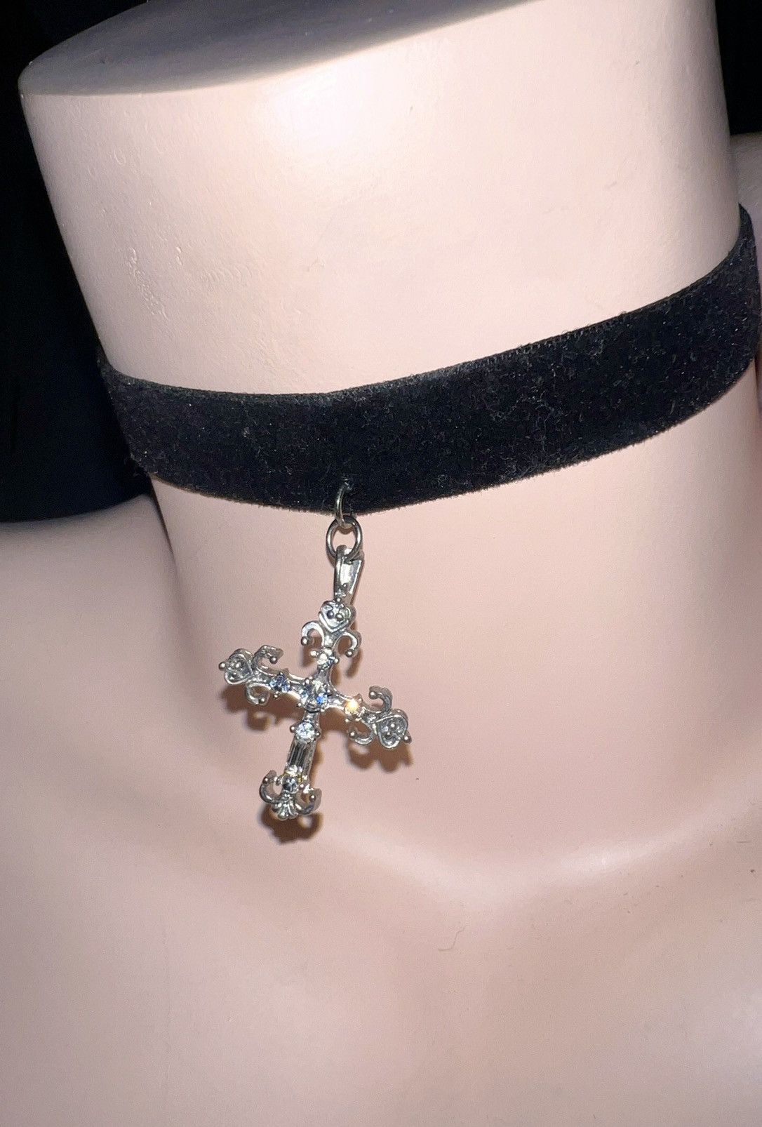 Japanese Brand Vintage velvet cross choker ⭐️🪩 Size ONE SIZE - 2 Thumbnail