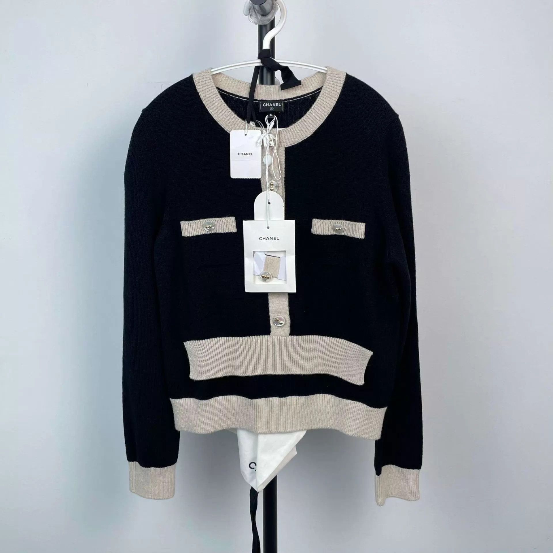 Chanel Chanel 25K Black & White Colorblock Knit Pullover 36 Size XS / US 0-2 / IT 36-38 - 1 Thumbnail