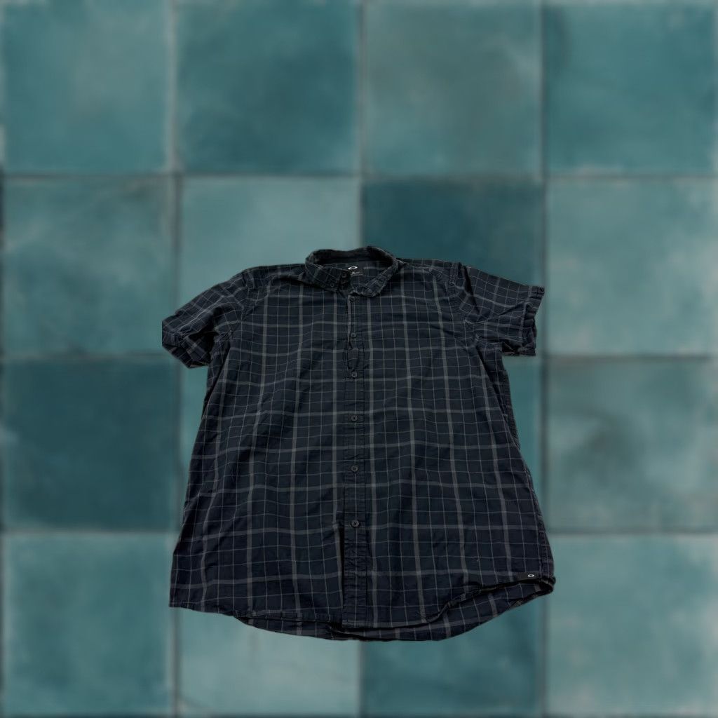 Oakley VINTAGE? Wait no. The item isn't vintage. Oakley Shirt Mens Large Black Gray Plaid Short Sleeve Button Down Regular Fit Size US L / EU 52-54 / 3 - 1 Thumbnail