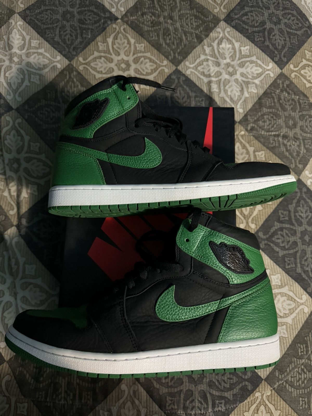 Jordan Brand Air Jordan 1 Retro High OG Pine Green Black Size US 12 / EU 45 - 3 Thumbnail