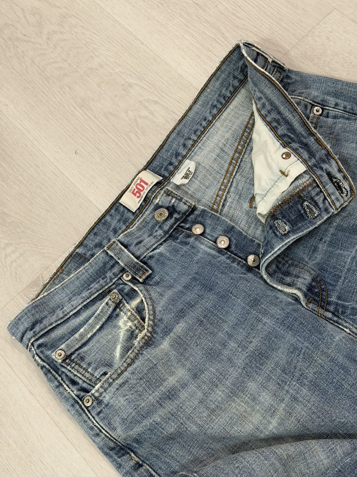 Levi's Vintage Clothing Vintage Levis 501 Jeans Light Wash Straight Leg Button Fly Size US 33 - 6 Thumbnail