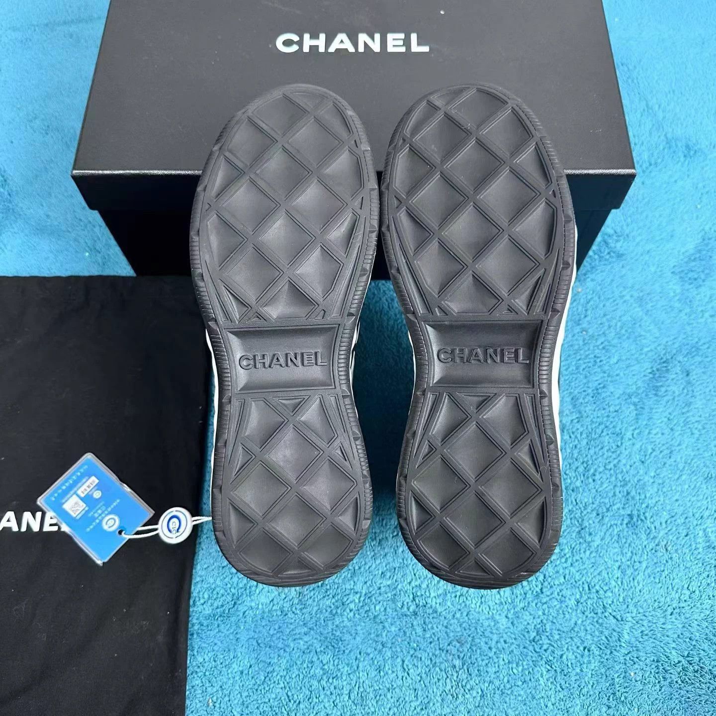 Chanel Chanel Gold Logo Leather Low-Top Sneakers Black/White 37.5 Size US 6.5 / IT 36.5 - 5 Thumbnail