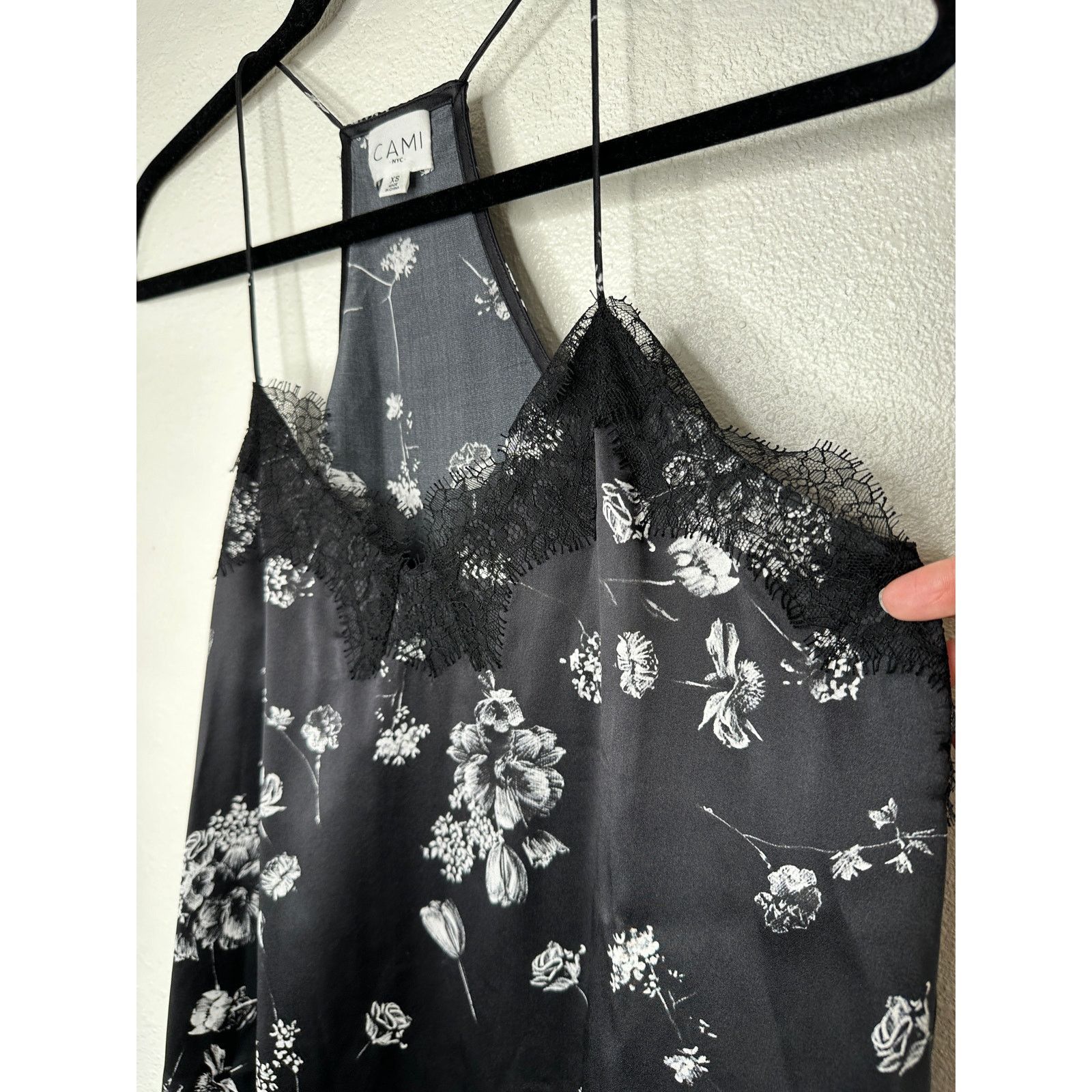 CAMI NYC Cami NYC Black White Floral Lace Trim Silk Racer Cami Top XS Size XS / US 0-2 / IT 36-38 - 3 Thumbnail