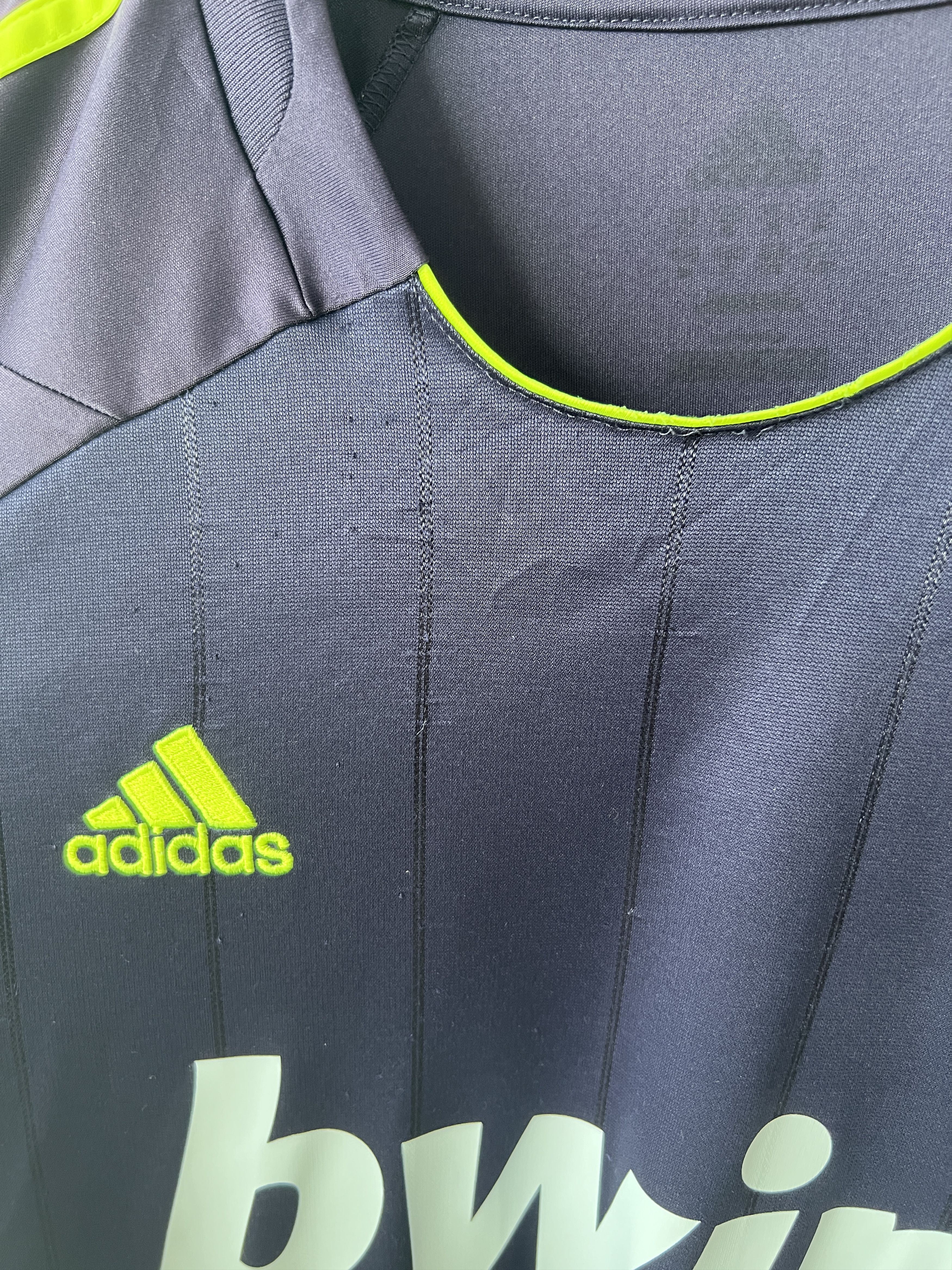 Adidas (XL) Real Madrid 2012-13 Away Kit Kaka #8 Size US XL / EU 56 / 4 - 5 Thumbnail