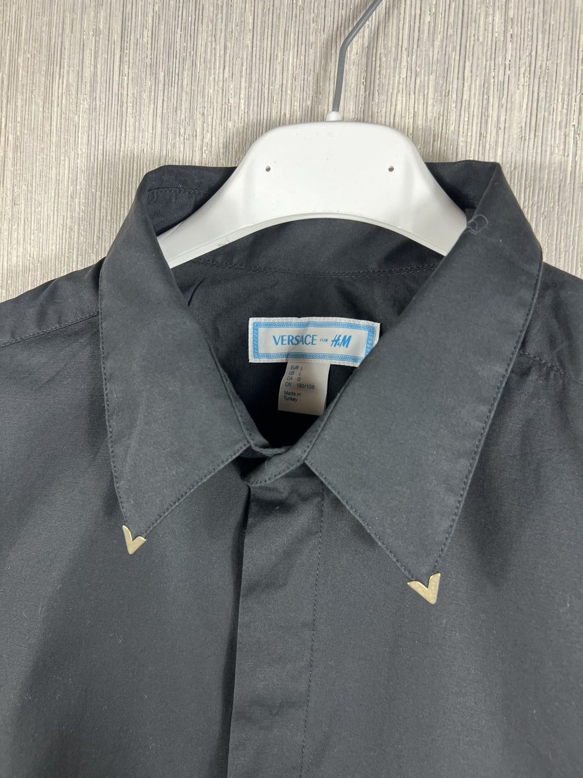 Versace Versace x H&M basic black shirt with V gold detail on collar Size US L / EU 52-54 / 3 - 12 Thumbnail