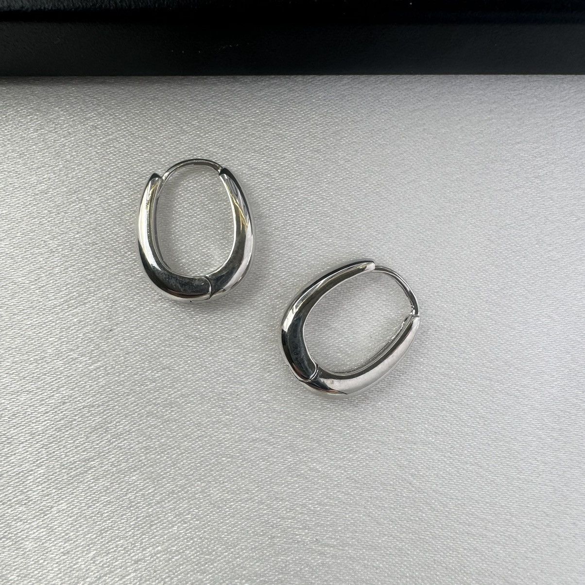 Designer Small Oval Silver Hoop Earrings for Women Size ONE SIZE - 2 Thumbnail