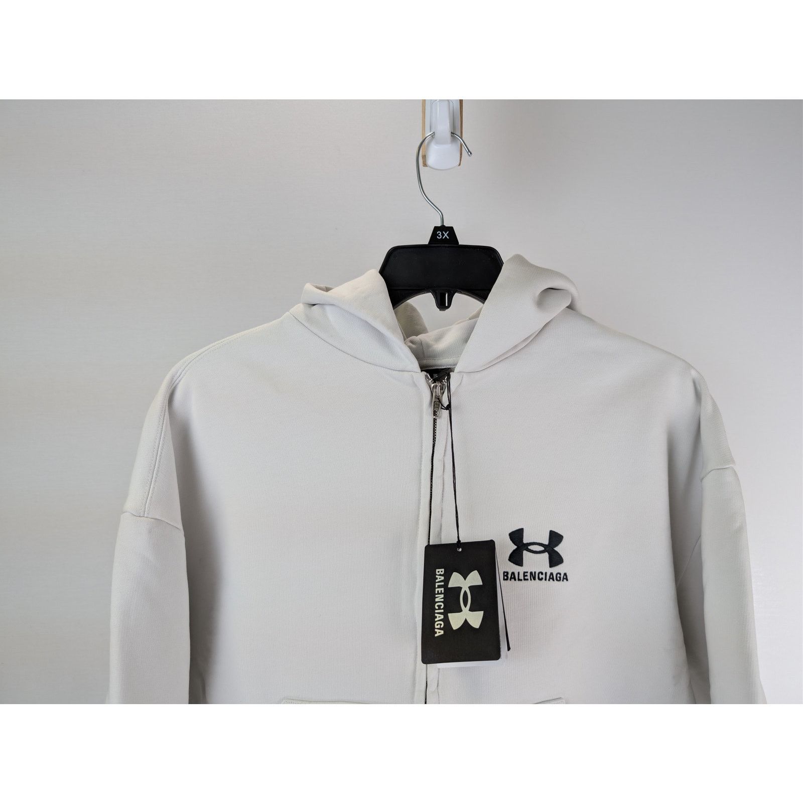 Balenciaga × Under Armour o1rshd1 UA Regular Zip-up Hoodie in Dirty White/Black Size US XXL / EU 58 / 5 - 2 Thumbnail