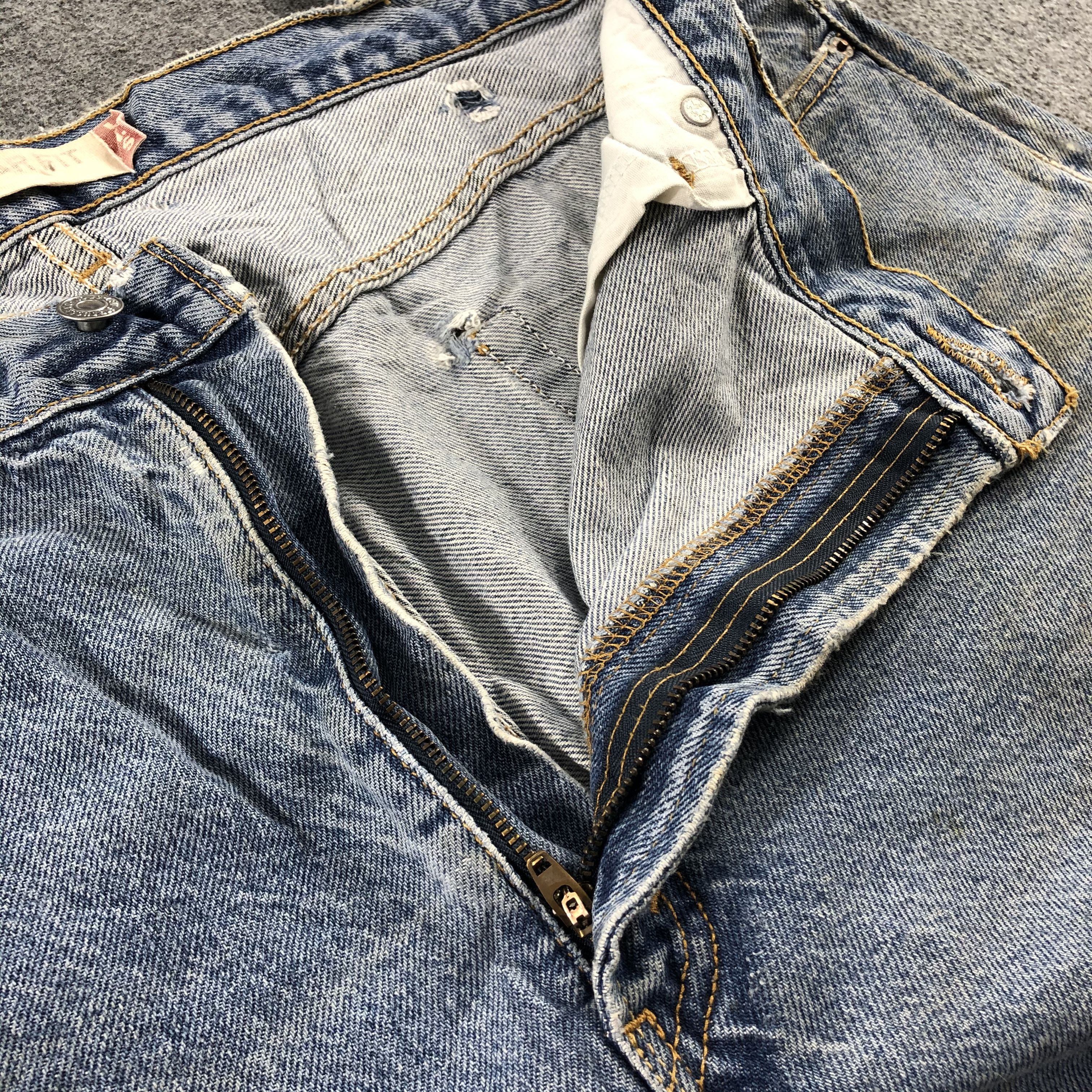 Levi's Vintage Blue Wash Levis 505 Jeans-J2619 Size US 43 - 16 Thumbnail