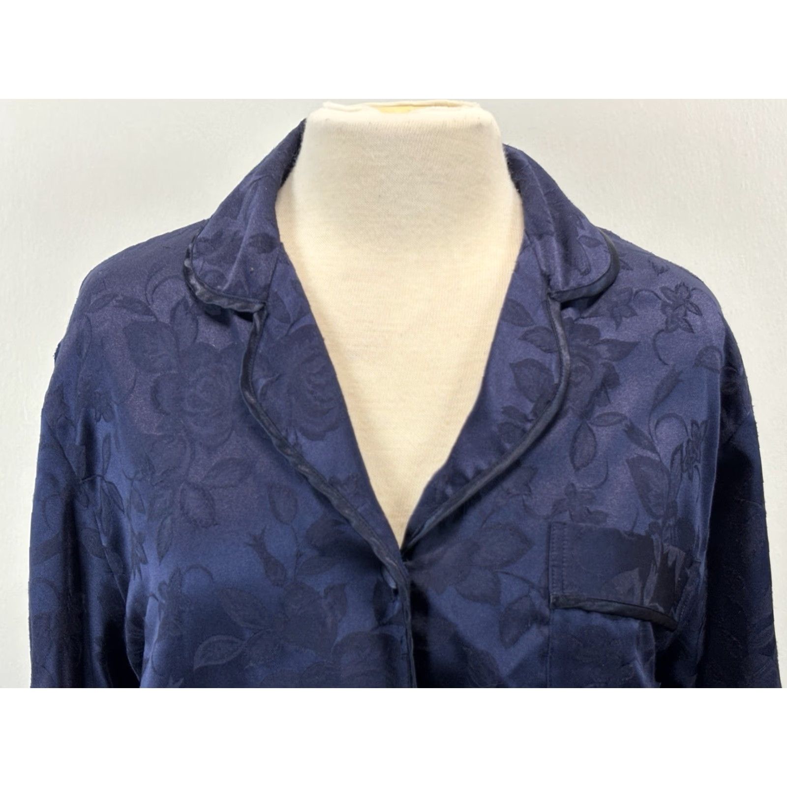 Vintage VINTAGE Cacique Pajama Set Shirt Pants Women’s Medium Navy Jacquard Floral Long Sleeve Size M / US 6-8 / IT 42-44 - 6 Thumbnail