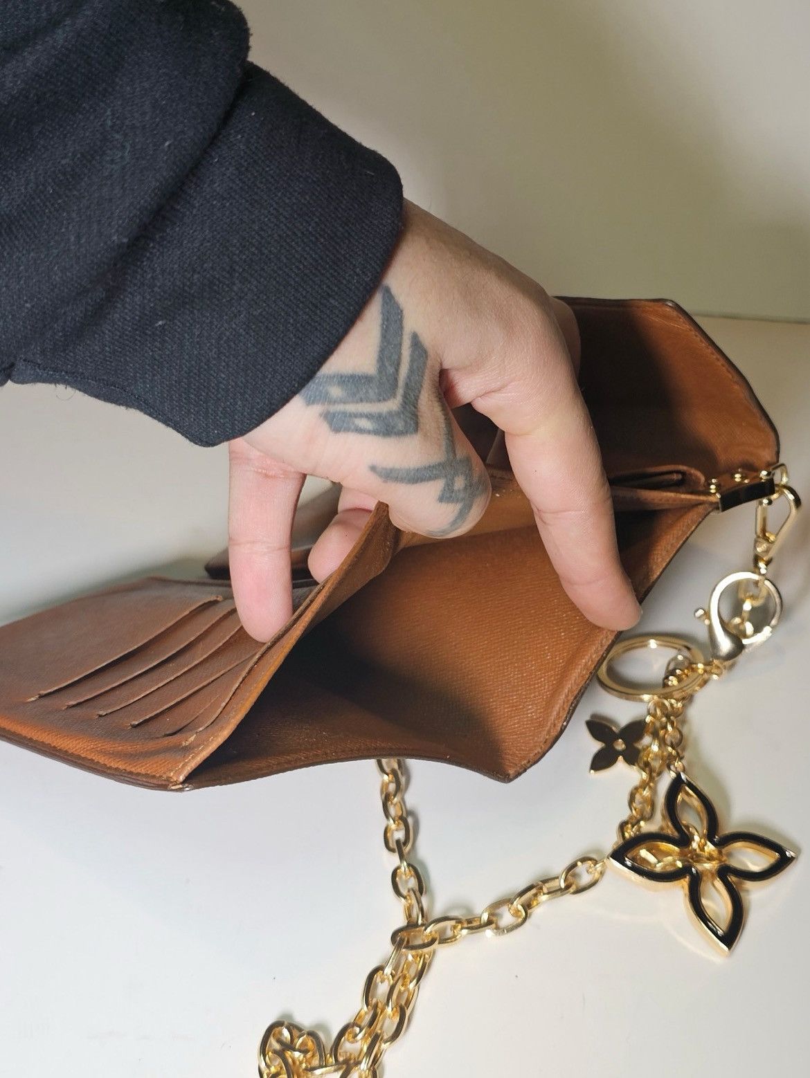 Louis Vuitton Louis vuitton crossbody wallet purse. Lv monogram. Size ONE SIZE - 6 Thumbnail