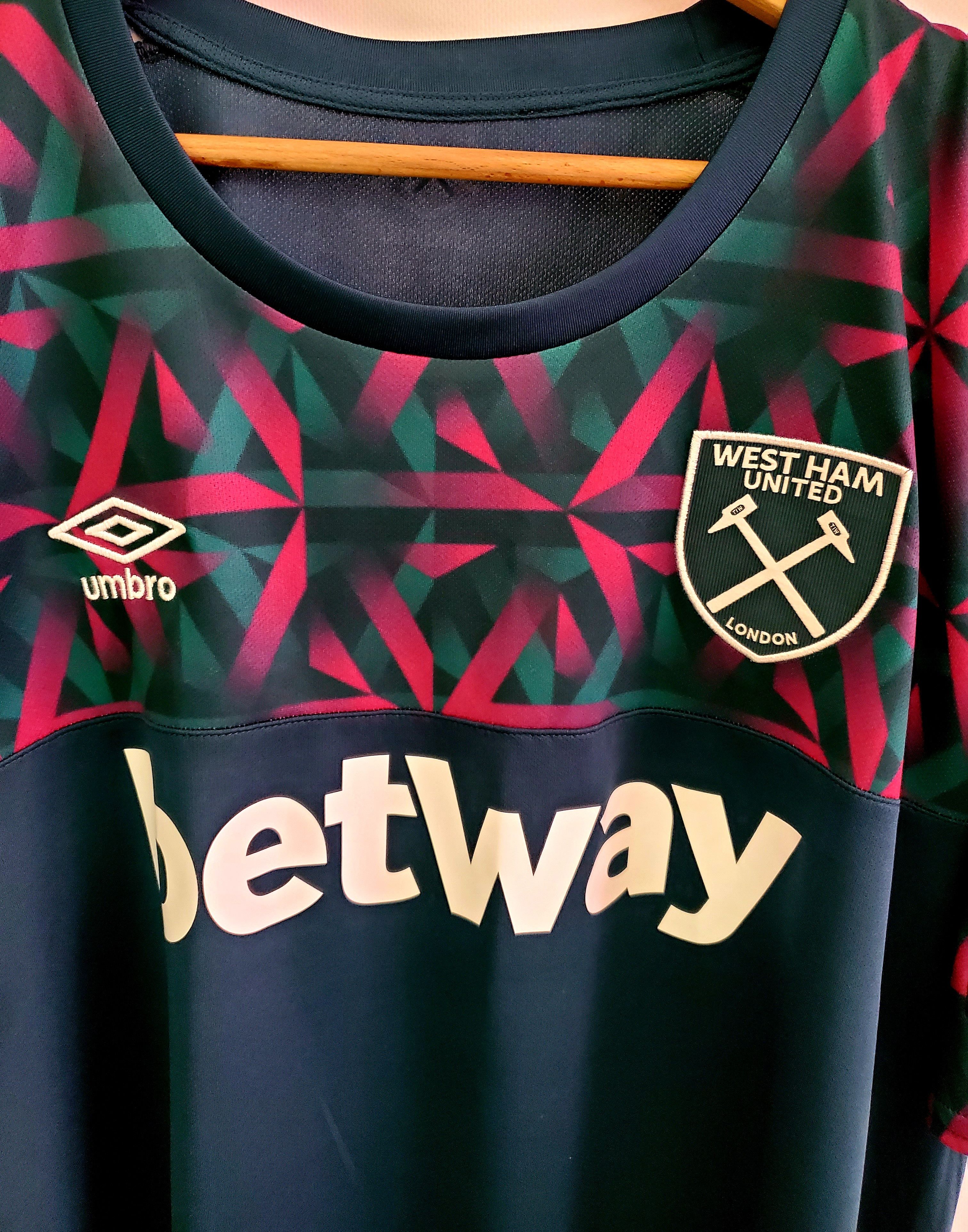 Umbro 2022-2023 West Ham Home Goalkeeper jersey New condition 3Xl Size US XXL / EU 58 / 5 - 2 Thumbnail