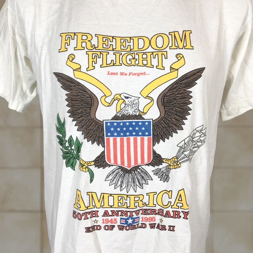 Vintage VINTAGE 1990s FREEDOM FLIGHT AMERICA T-SHIRT LG Men White 100% Cotton END OF WORLD WAR II FL Robinson Size US L / EU 52-54 / 3 - 1 Thumbnail