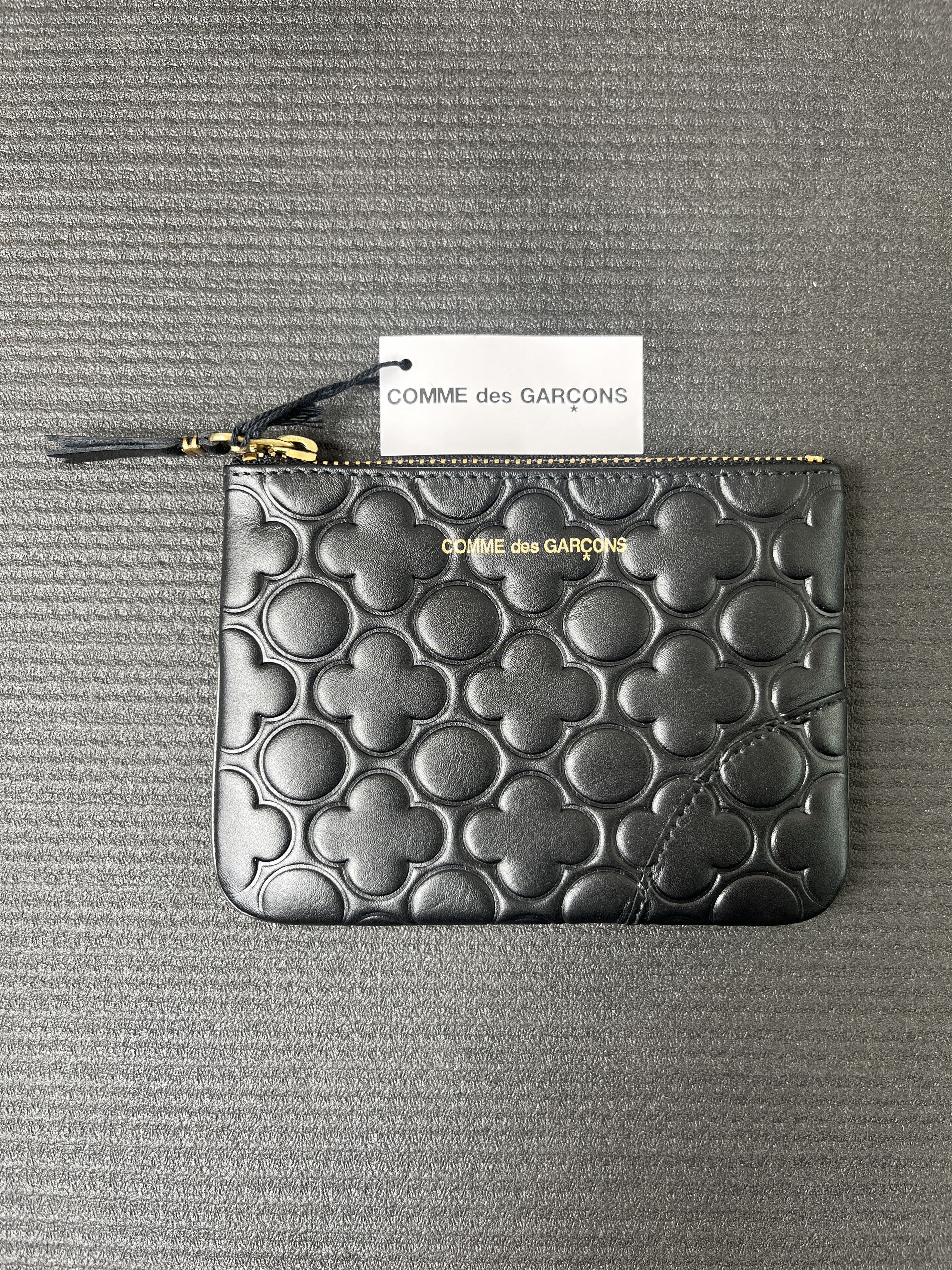 Comme des Garcons Comme des Garcons Embossed B Zip Pouch Wallet Size ONE SIZE - 1 Thumbnail