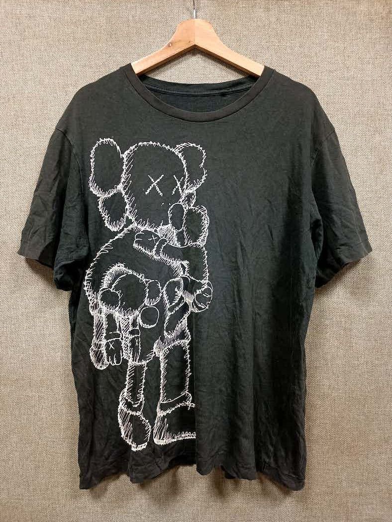 Japanese Brand × Kaws × Uniqlo t shirt kaws x uniqlo Size US XL / EU 56 / 4 - 1 Thumbnail