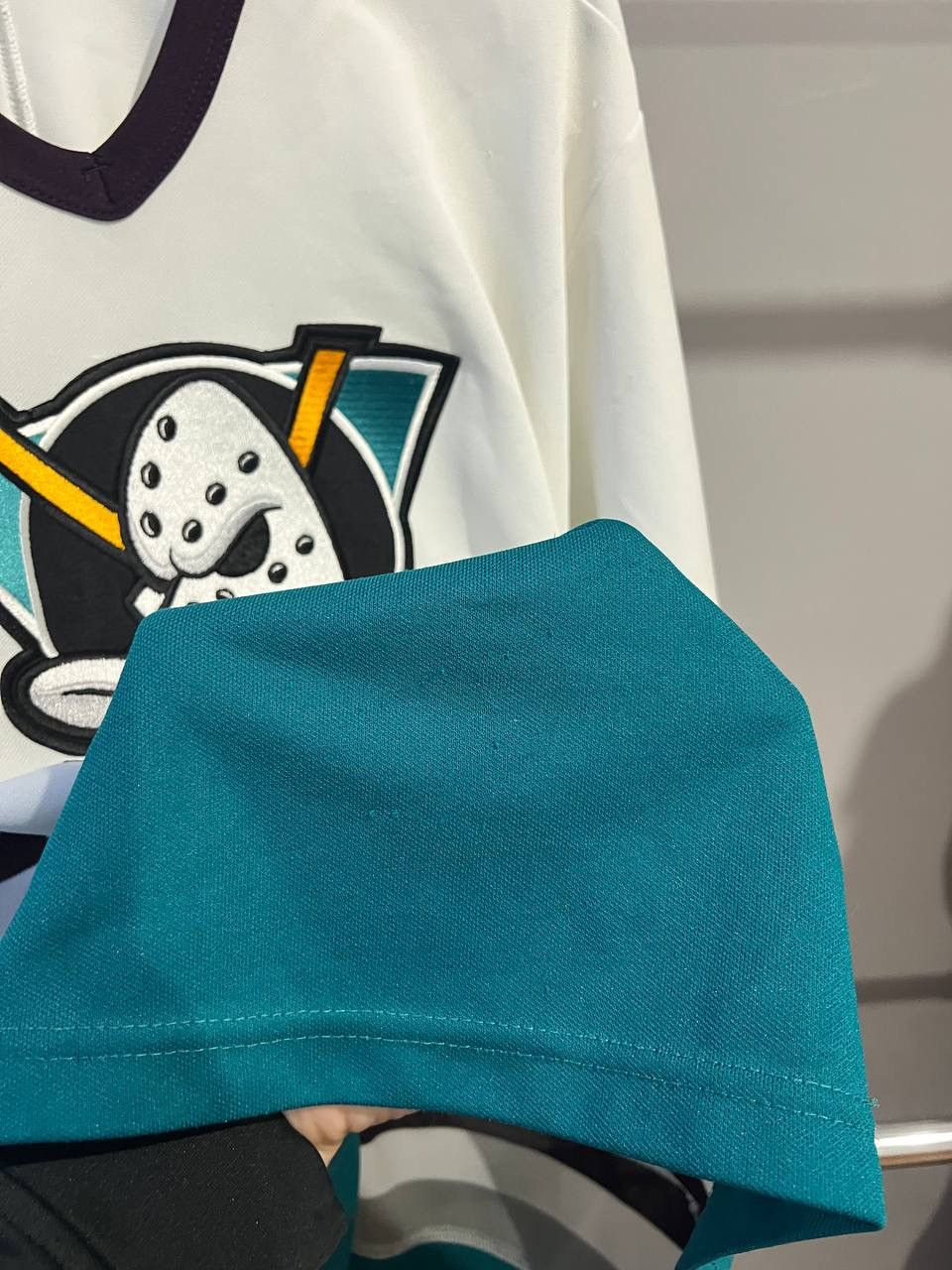 NHL 1993 ANAHEIM MIGHTY DUCKS SIGNED AUTOGRAPHED JERSEY CCM SZ l Size US L / EU 52-54 / 3 - 13 Thumbnail