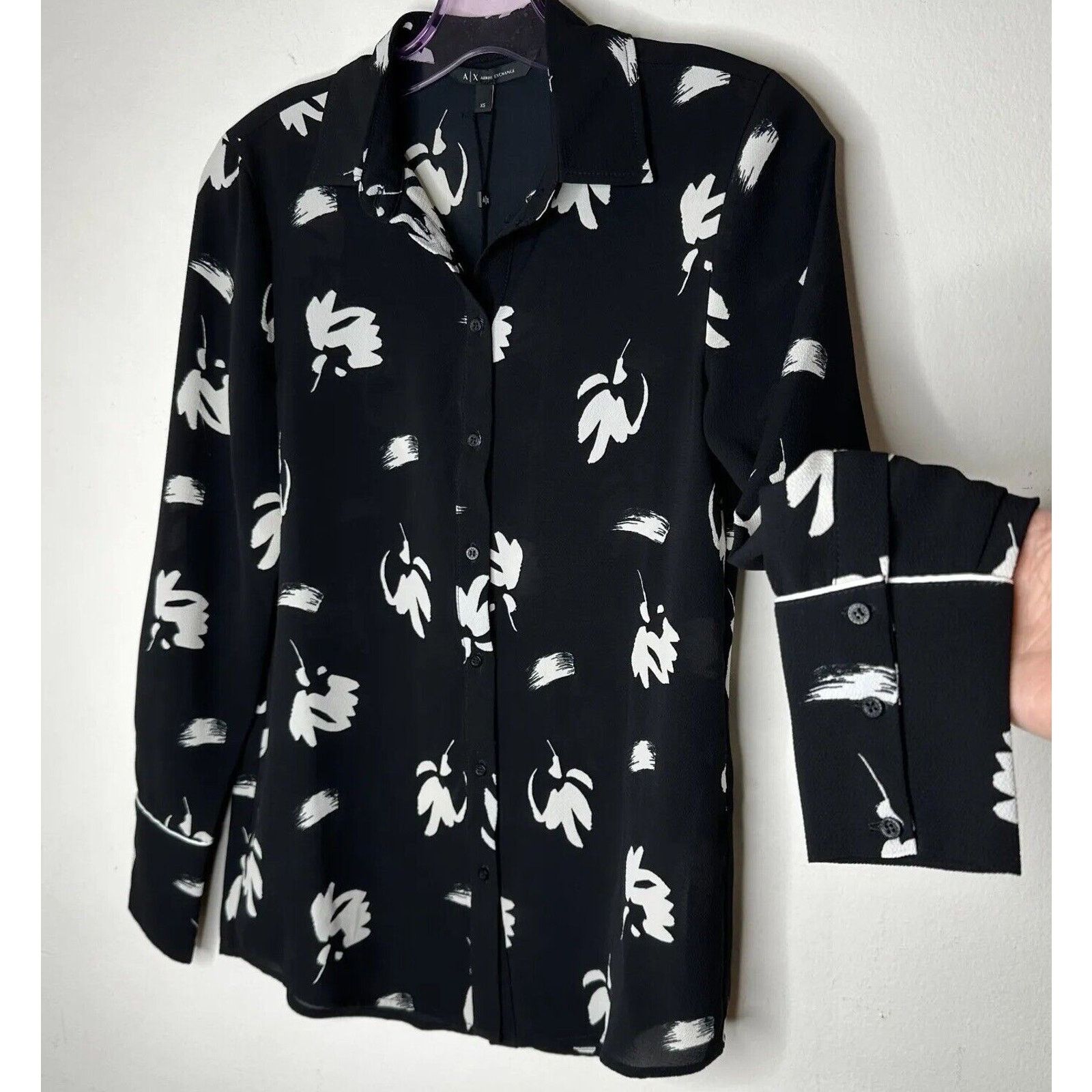 Armani Exchange NWT Armani Exchange Black White Floral Long Sleeve Button XS Size XS / US 0-2 / IT 36-38 - 1 Thumbnail