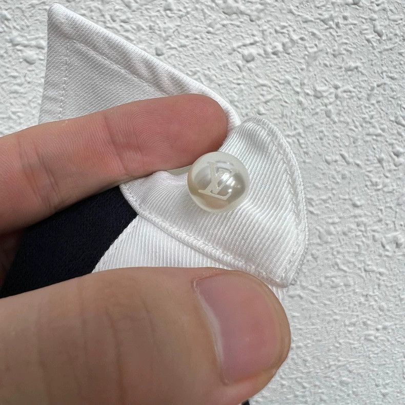 Louis Vuitton louis vuitton size 4l Knitted button front embroidered knit Size US XXL / EU 58 / 5 - 5 Thumbnail