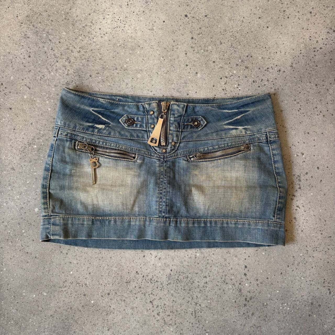 20471120 Amazing Vintage Y2K Rave Washed Denim Mini Skirt Size 28" / US 6 / IT 42 - 2 Thumbnail