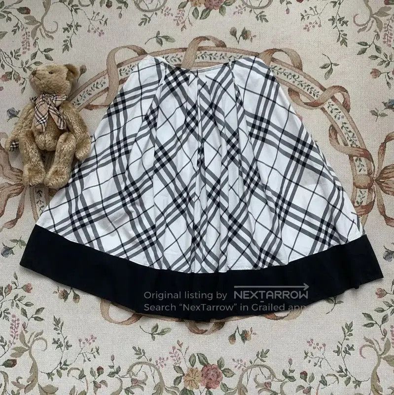 Burberry Burberry White Cotton Plaid Skirt. Size 24" / US 00 / IT 34 - 1 Thumbnail