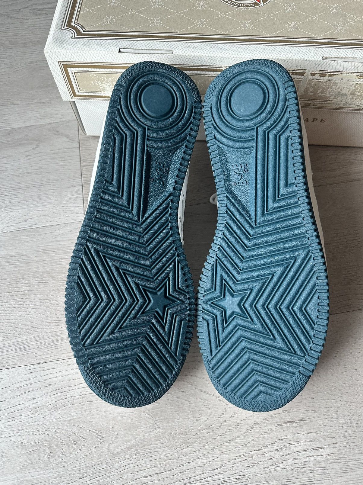 Bape × Kaws Bape x Kaws Bapesta (2005) Size US 10.5 / EU 43-44 - 6 Thumbnail