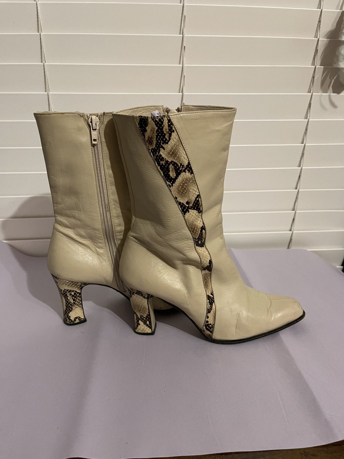 Vintage Bellini Cream And Brown Heeled Boots With Sleek Sihouette Size US 7 / IT 37 - 6 Thumbnail