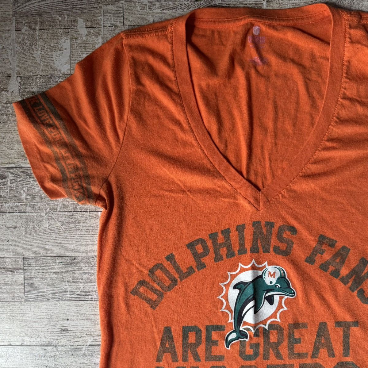 Pink × Victoria's Secret × Vintage Pink x NFL x 5th & Ocean, Retro, Dolphins’ Fan V-Neck Tee Size L / US 10 / IT 46 - 4 Thumbnail
