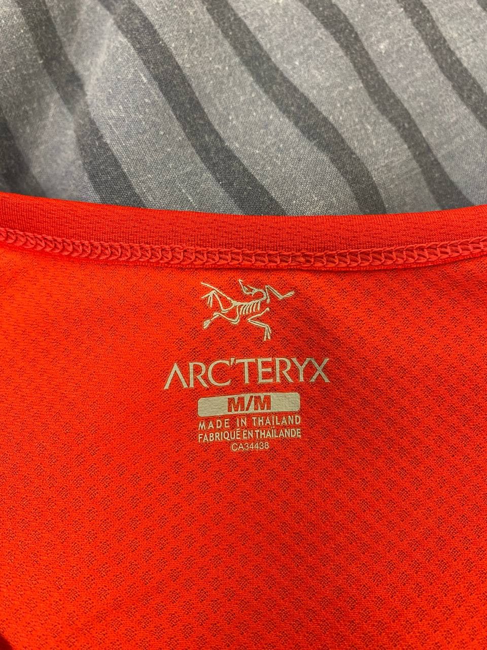 Arc'teryx × Vintage Vintage Arc'Teryx V-Neck Small Logo Women's T-Shirt Size M / US 6-8 / IT 42-44 - 8 Thumbnail