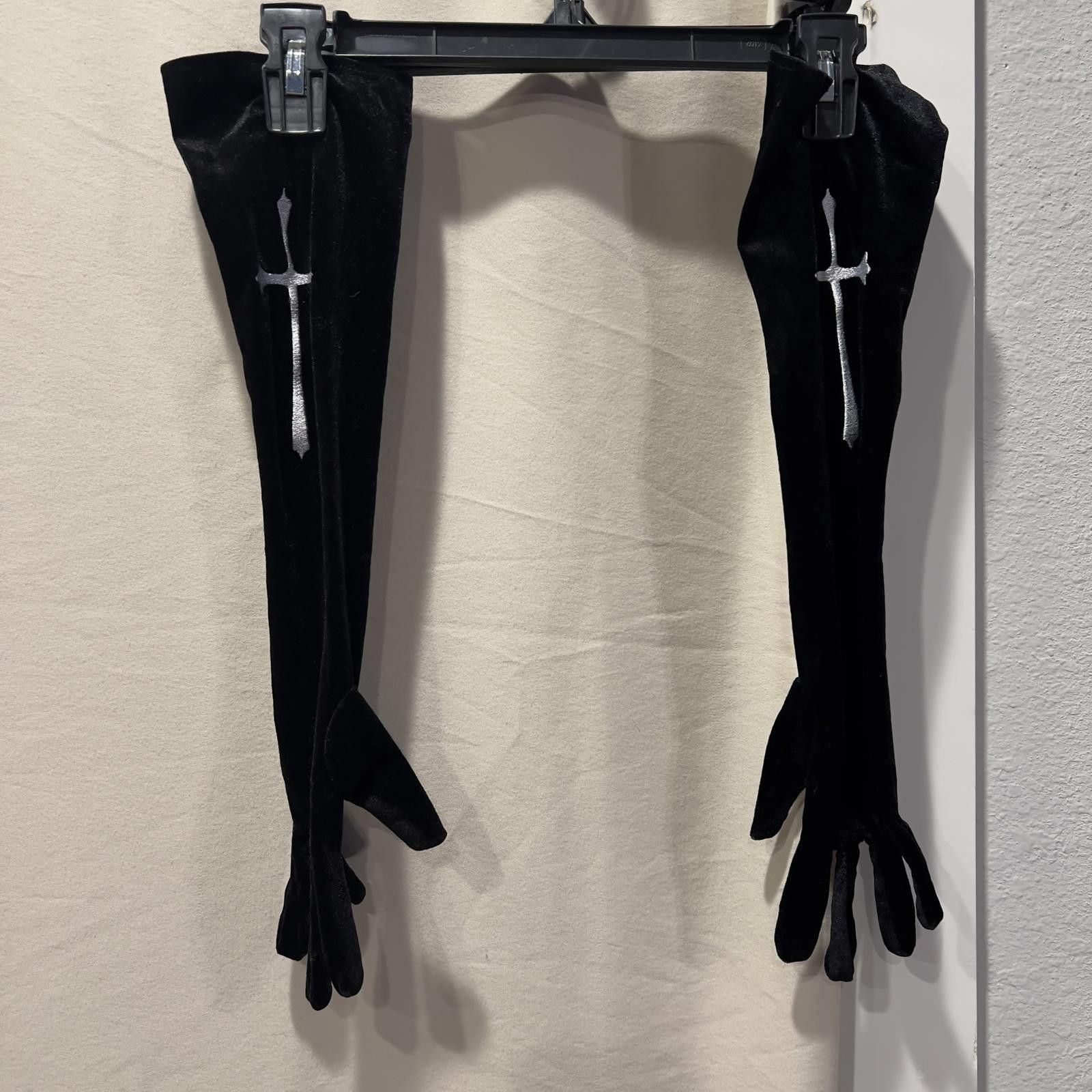Share Spirit Homme Spirit Black Velvet Long Gloves with Cross Embroidery Size ONE SIZE - 1 Thumbnail