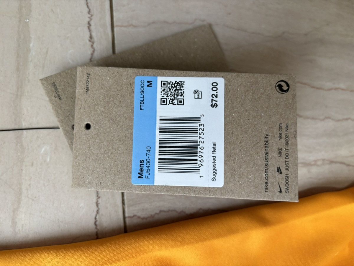 Nike BNWT Barcelona Gold Pre-Match 2023-2024 Pre-match Jersey Size US M / EU 48-50 / 2 - 3 Thumbnail