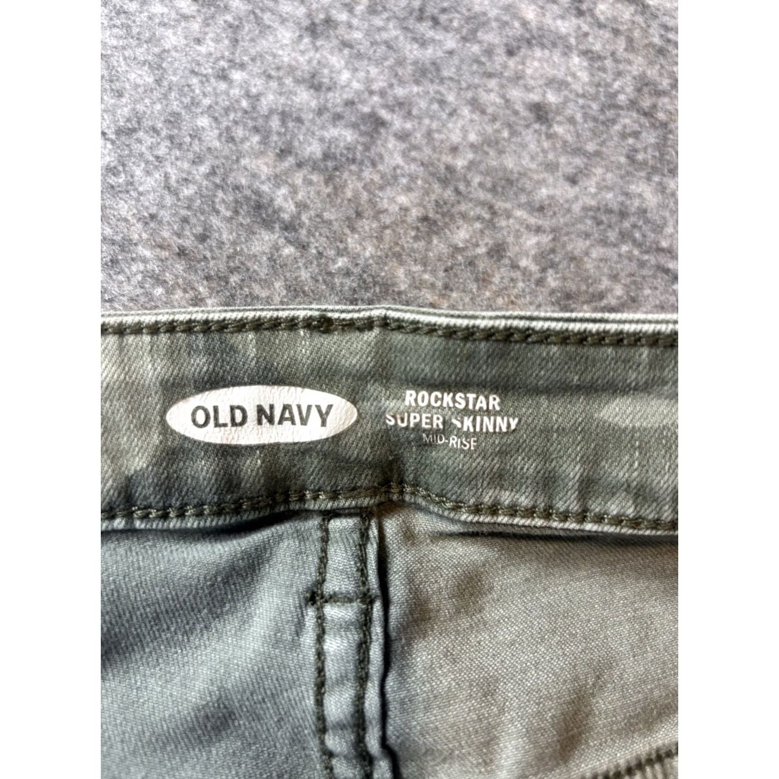 Old Navy Old Navy Women's Pixie High Rise Ankle Chino Camo Pants 18 Size 40" / US 18 - 6 Thumbnail