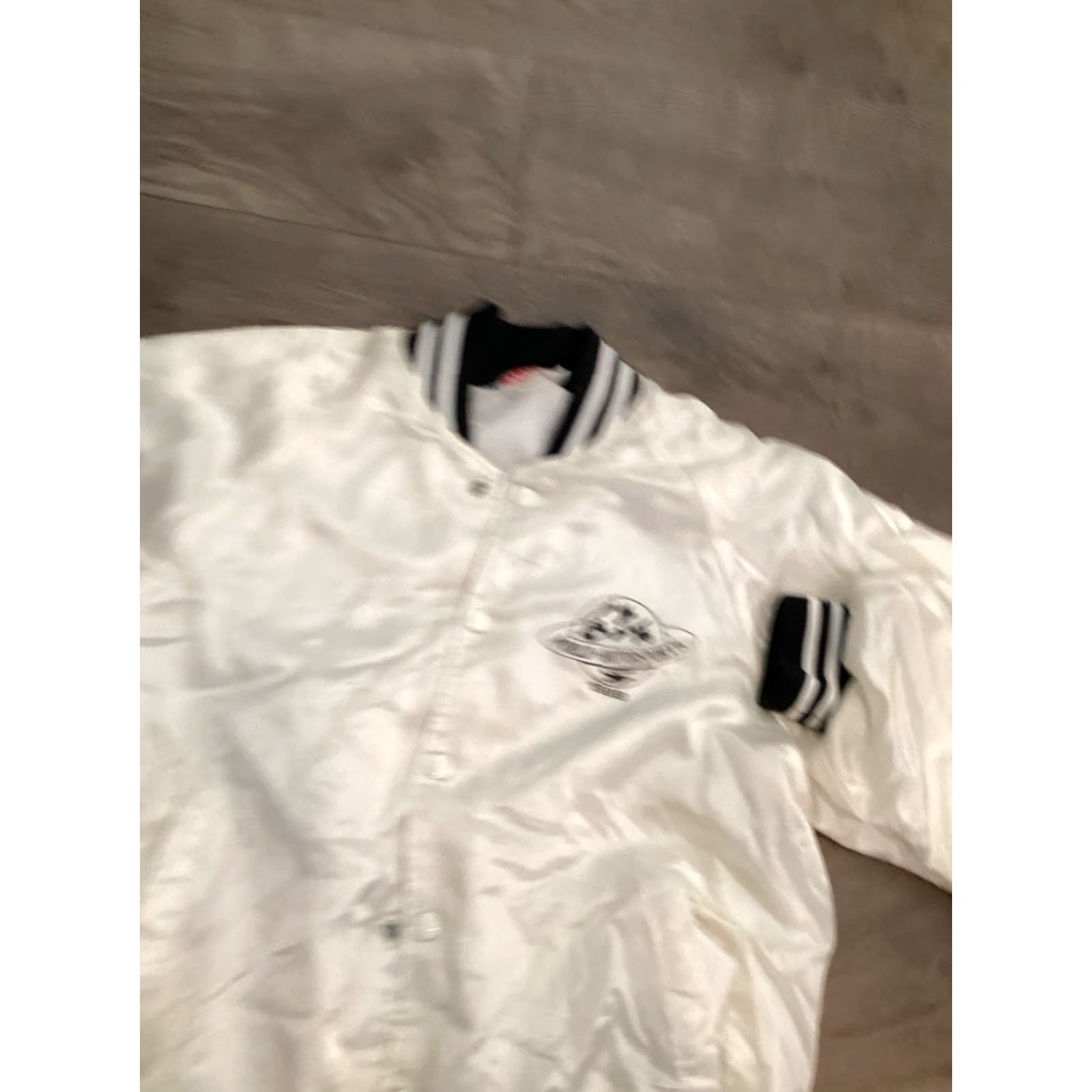 Vintage VINTAGE World Motorsports White Satin Snap Varsity Jacket M Mens 1988 Size US M / EU 48-50 / 2 - 2 Thumbnail