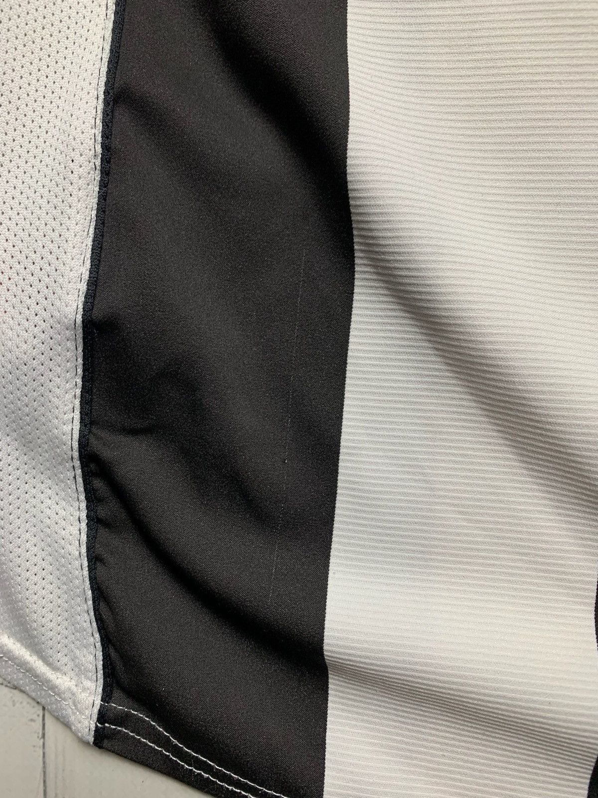 Nike × Vintage Vintage Nike Juventus soccer jersey size L logo Size US L / EU 52-54 / 3 - 13 Thumbnail