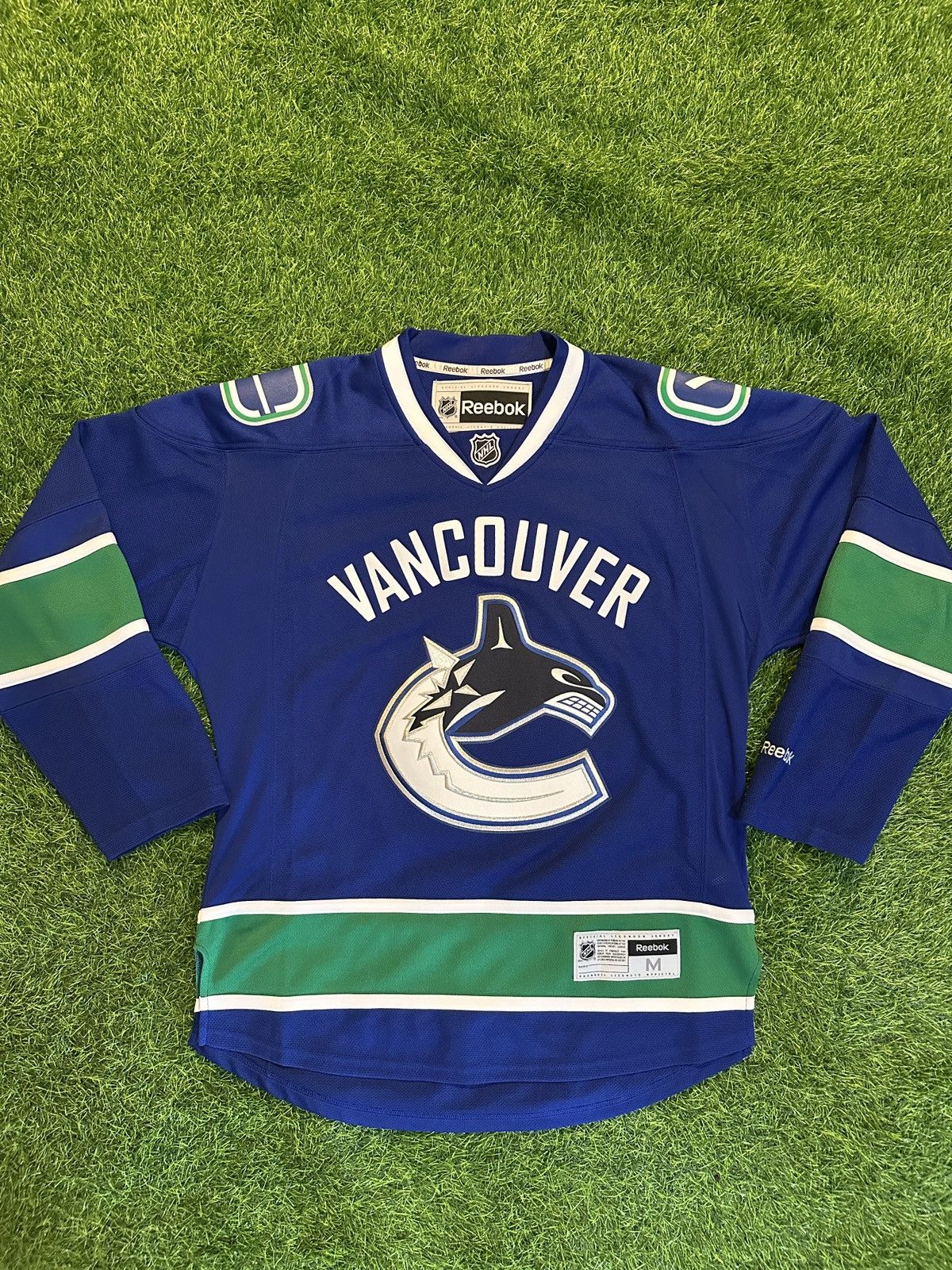 NHL Nhl vancouver canucks reebok jersey size M Size US M / EU 48-50 / 2 - 1 Thumbnail