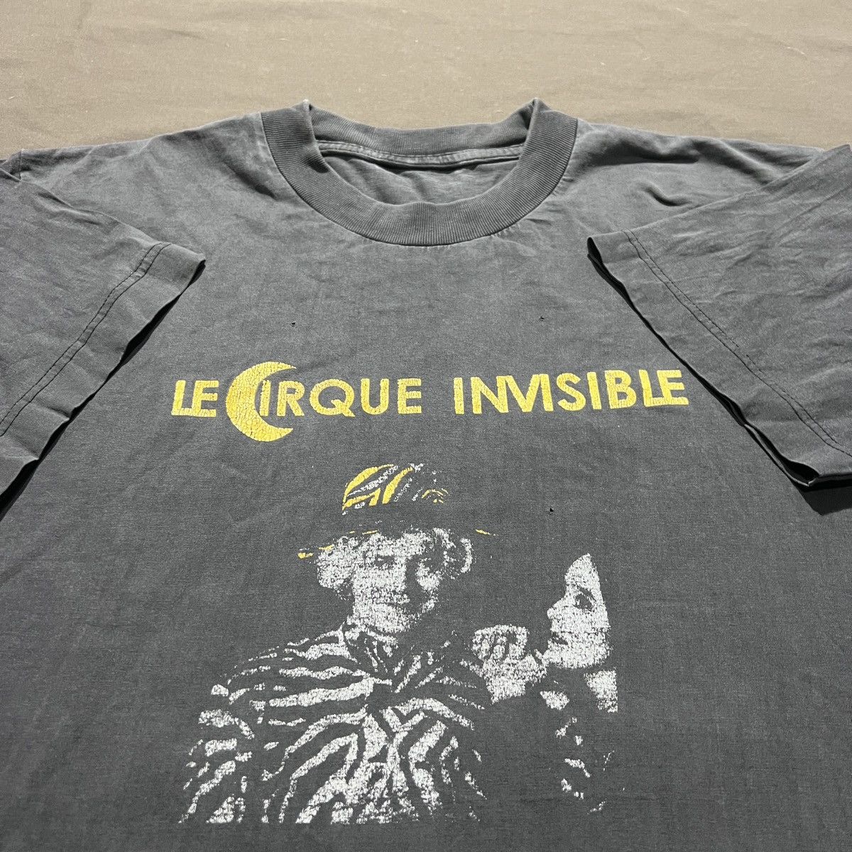 Vintage 90s The Invisible Circus Movie Tee Distressed Faded Thrashed Size US S / EU 44-46 / 1 - 1 Thumbnail